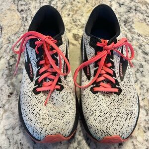In great used condition women’s brooks launch 7 in a size 9.